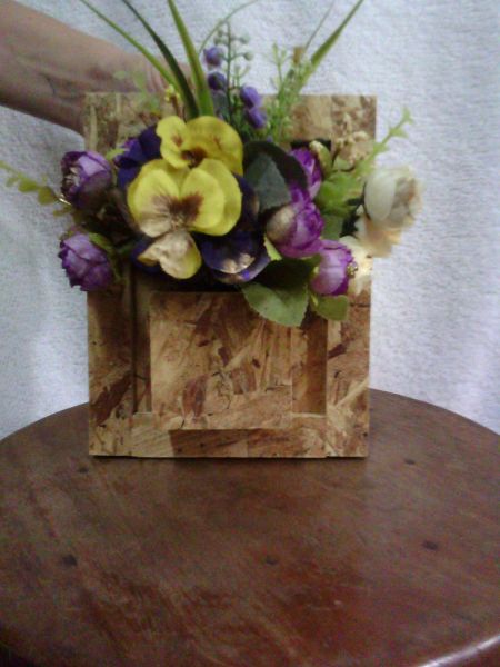 Arranjo flores em suporte para parede